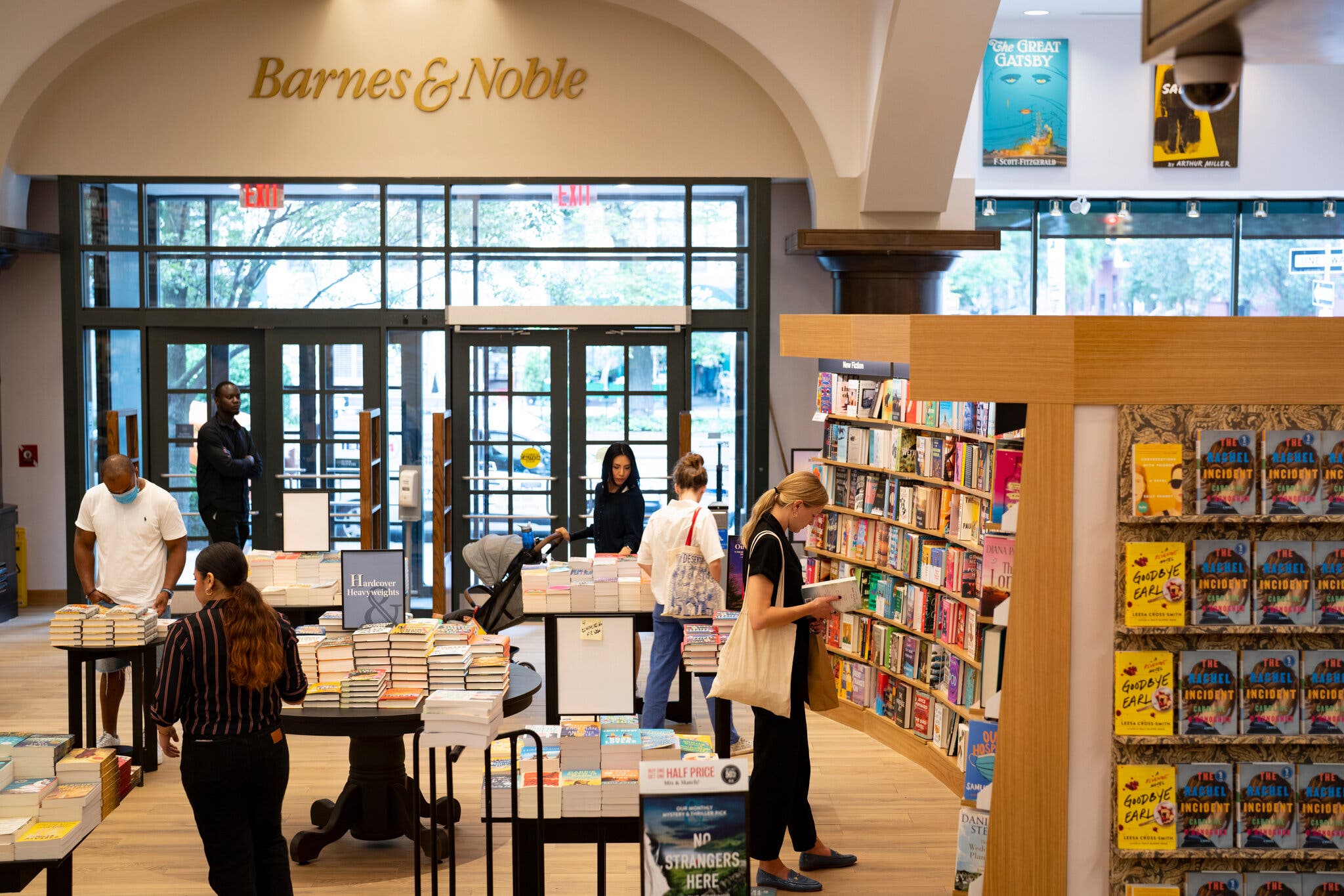17BARNES-NOBLE-REDESIGN-01-glpw-superJumbo