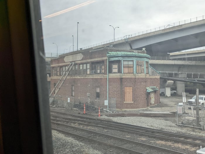 in-boston-for-a-little-bit-of-commuter-trainspotting-v0-e4ouj82z752a1