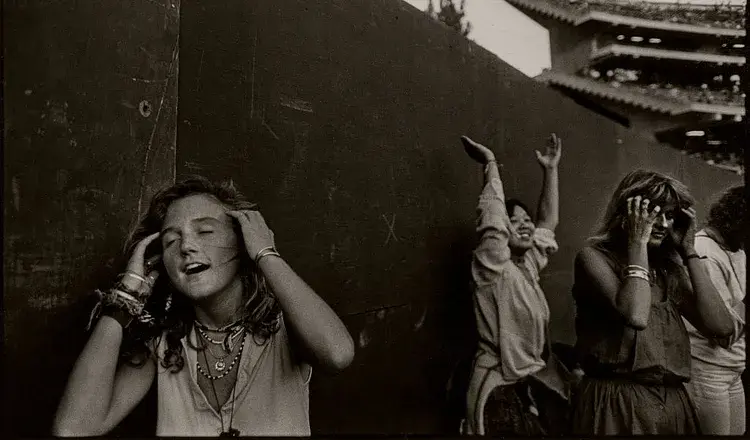 grateful dead dancing fans